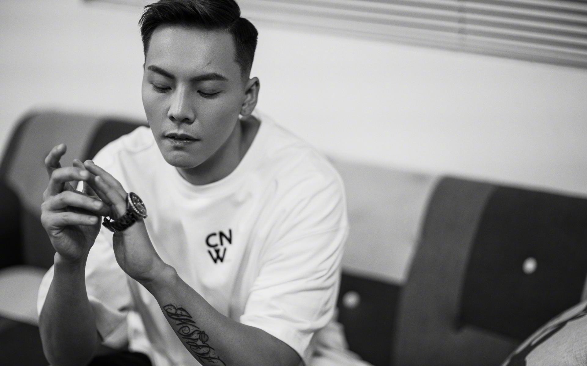 突发篮球裁判终场哨响前误操作，篮球场裁判各种情况下哨声
